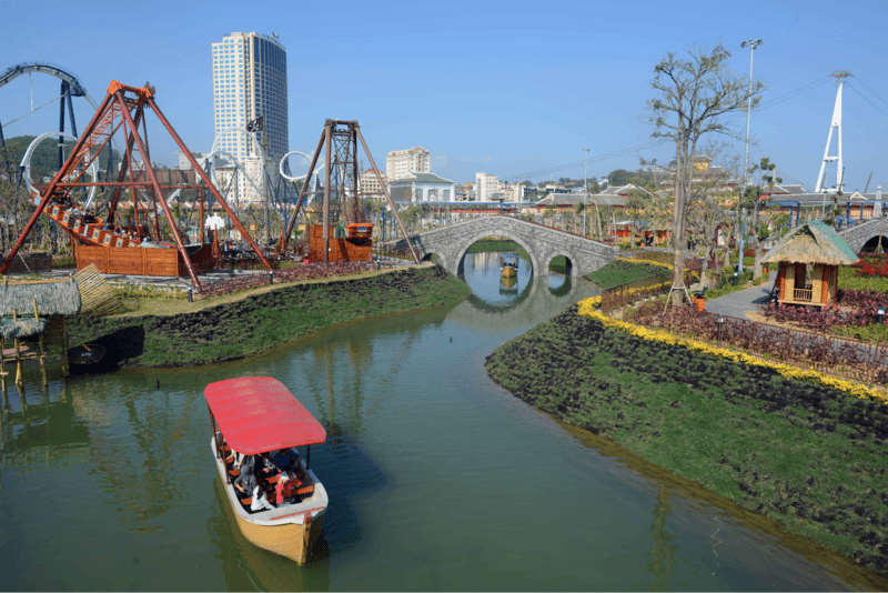 Nếu như Tàu monorail cho người chơi ngắm cảnh trên cao thì du thuyền này lại lênh đênh trên dòng sông và cho người chơi ngắm cảnh ở góc độ thấp