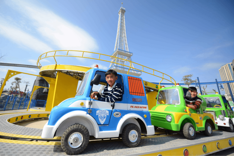 Đặt chân đến Paris thu nhỏ và ngồi tàu tham quan tháp Eiffel hoa lệ ngay tại Công viên Rồng