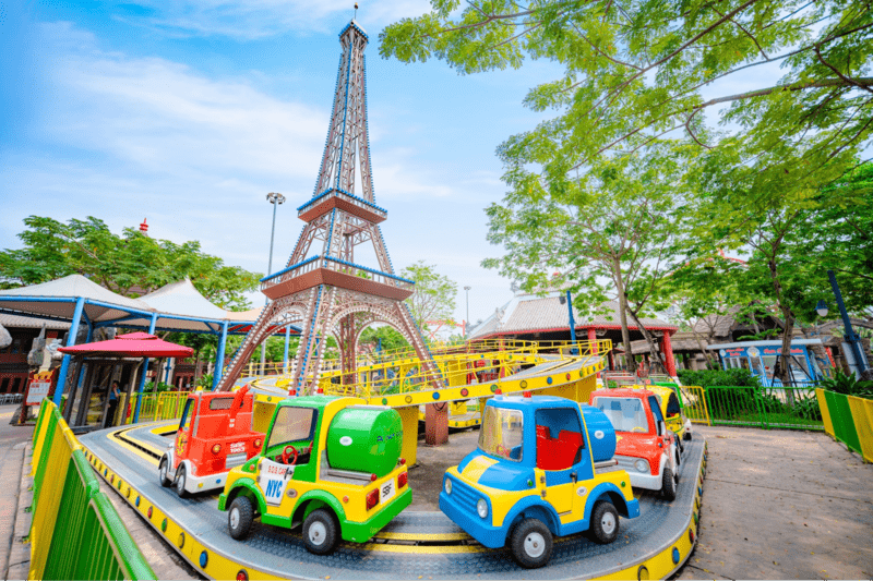 Toàn cảnh trò chơi Tour de Paris tráng lệ trong khuôn viên Công viên Rồng