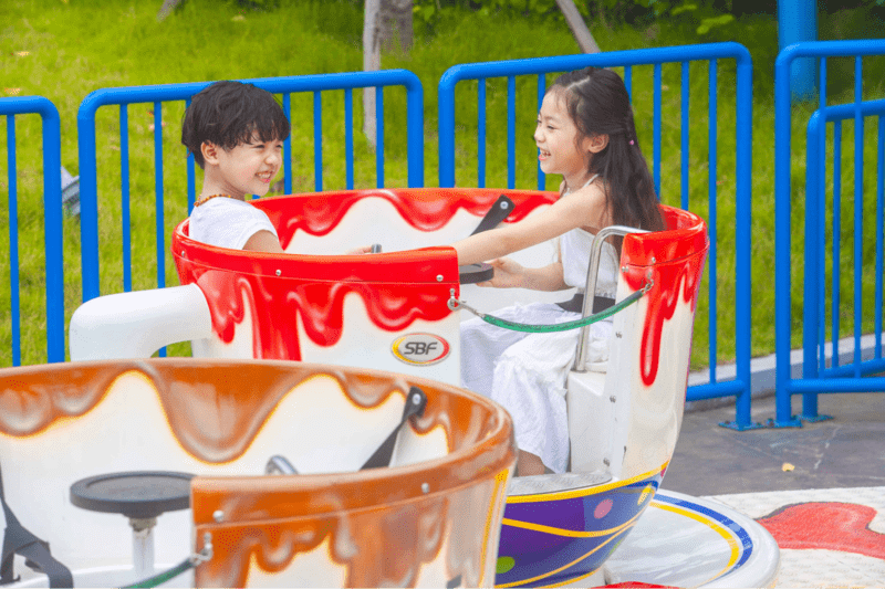 Chiếc cốc thần là trò chơi thú vị mà các bạn nhỏ không thể nào bỏ qua khi ghé chơi Công viên Rồng