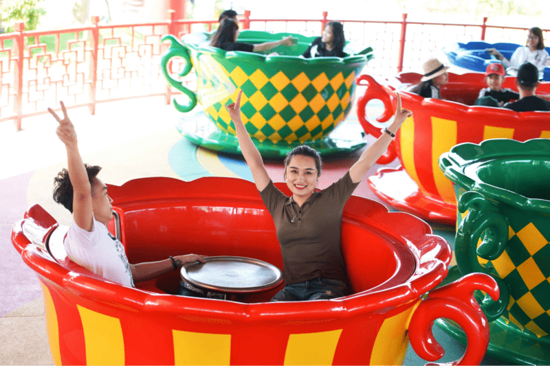 Nằm trên một đĩa xoay khổng lồ, những chiếc cốc xoay sẽ mang lại cho bạn cảm giác vui vẻ, thích thú khi ngồi trên nó