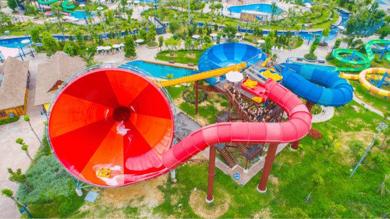 Tận hưởng cơn bão nhiệt đới với 2 đường trượt có thiết kế độc lạ cực nổi bật