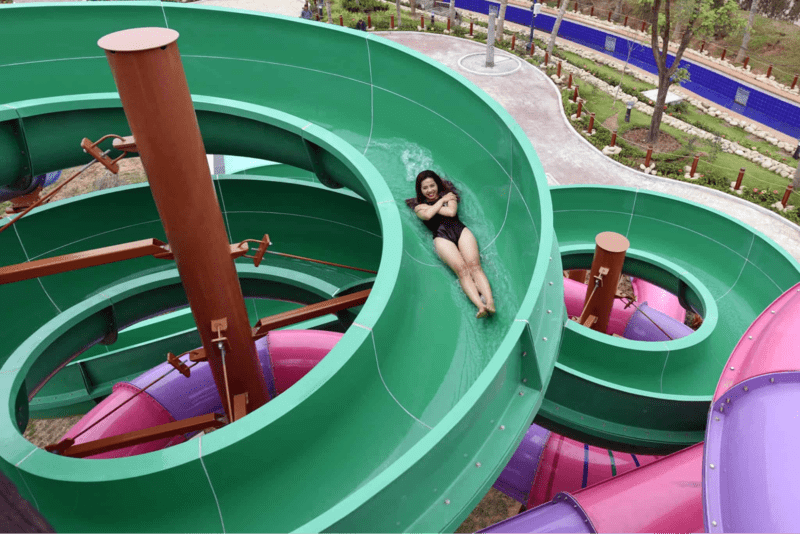 Cưỡi rồng vượt thác là một trong những trò chơi cảm giác mạnh top 1 của Công viên Nước Sun World Ha Long