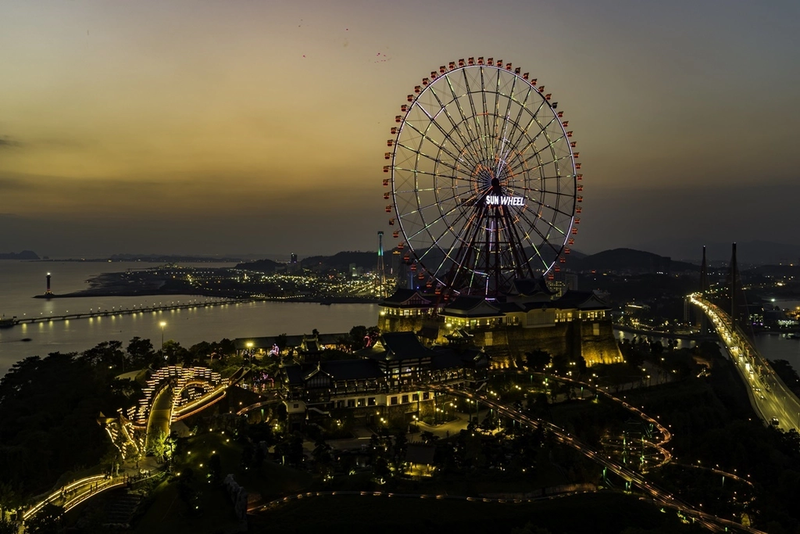 Sự giao thoa giữa ánh sáng tự nhiên và ánh sáng đèn điện tại chốn Sun Wheel (Nguồn: Internet)