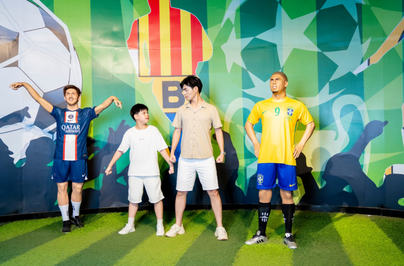 Gặp gỡ nhanh phiên bản mô phỏng tỷ lệ 1:1 thần tượng của bạn tại Bảo tàng tượng sáp – khu Đồi Mặt Trời