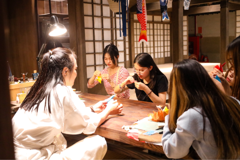 Du khách trải nghiệm làm đồ thủ công tại Làng Rèn Thần Kiếm