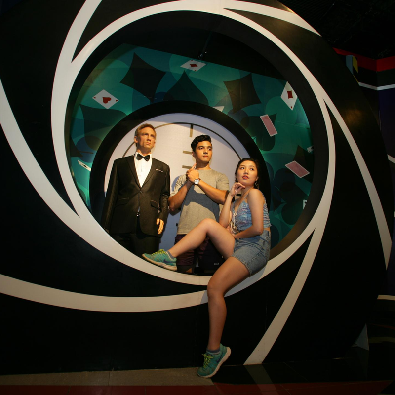 Chụp hình cực chất cùng bạn bè tại bảo tàng tượng Sáp