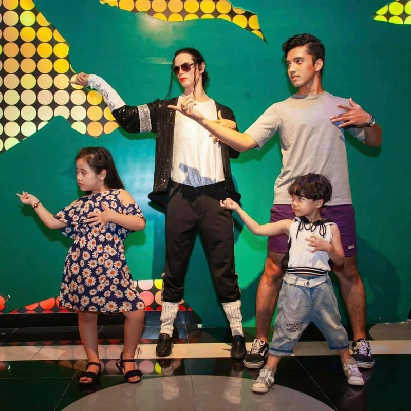 Các em nhỏ tạo dáng cùng ngôi sao nhạc pop Michael Jackson