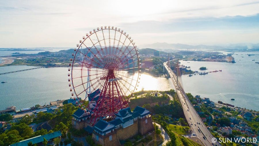 Vòng quay Mặt Trời – Sun Wheel mang đến cho du khách một góc nhìn mới đầy ấn tượng để chiêm ngưỡng vẻ đẹp tuyệt mỹ của vịnh Hạ Long