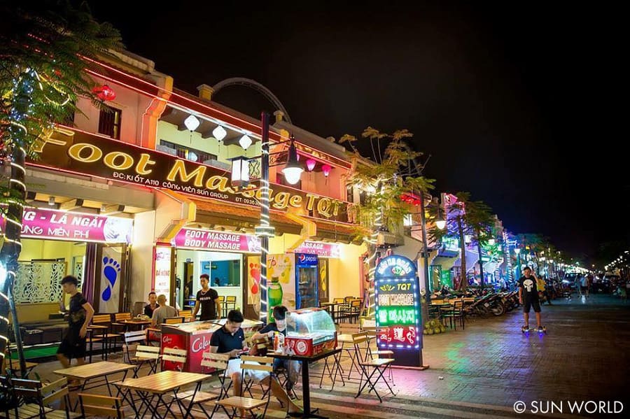 Khu phố cổ Sun World đẹp lung linh về đêm