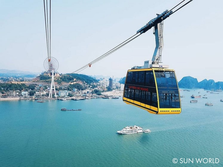 Cáp treo Nữ Hoàng như “chiếc xe bus 2 tầng” lơ lửng trên biển