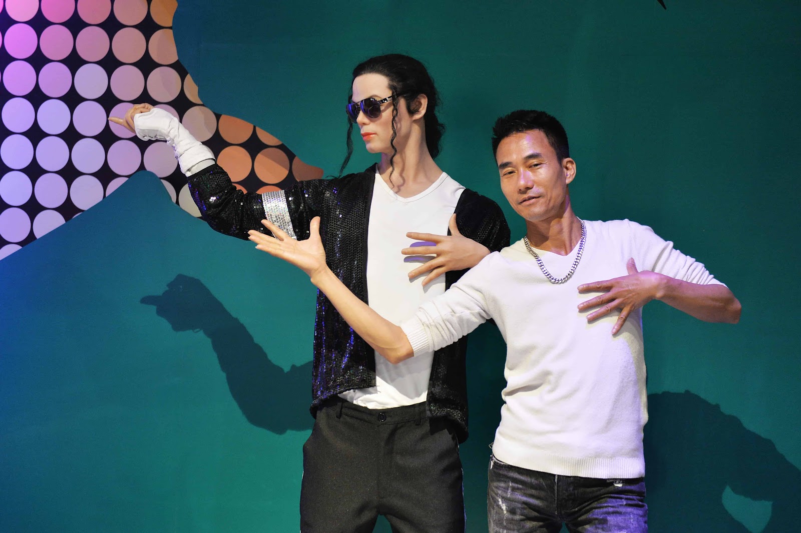 Những dáng pose thật “ngầu” làm nên những bức hình ấn tượng tại Bảo tàng sáp