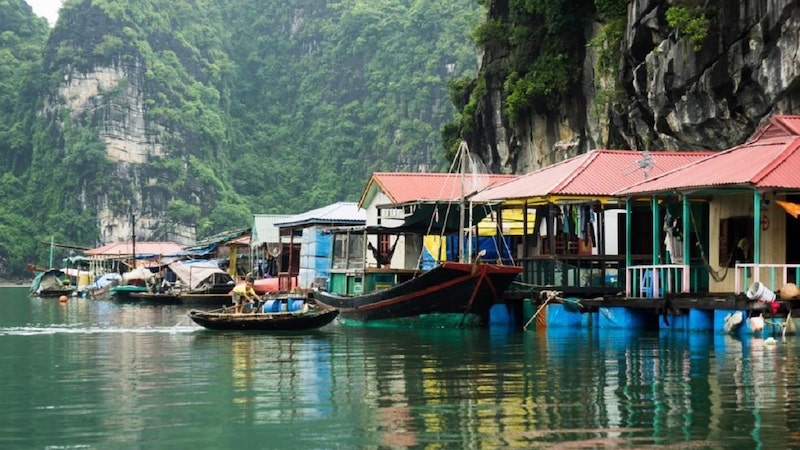 Làng chài Cống Đầm có khoảng 100 hộ dân sinh sống bằng nghề nuôi trồng hải sản