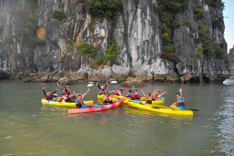 Du khách thích thú với hoạt động chèo thuyền kayak khám phá các hang động đá vôi