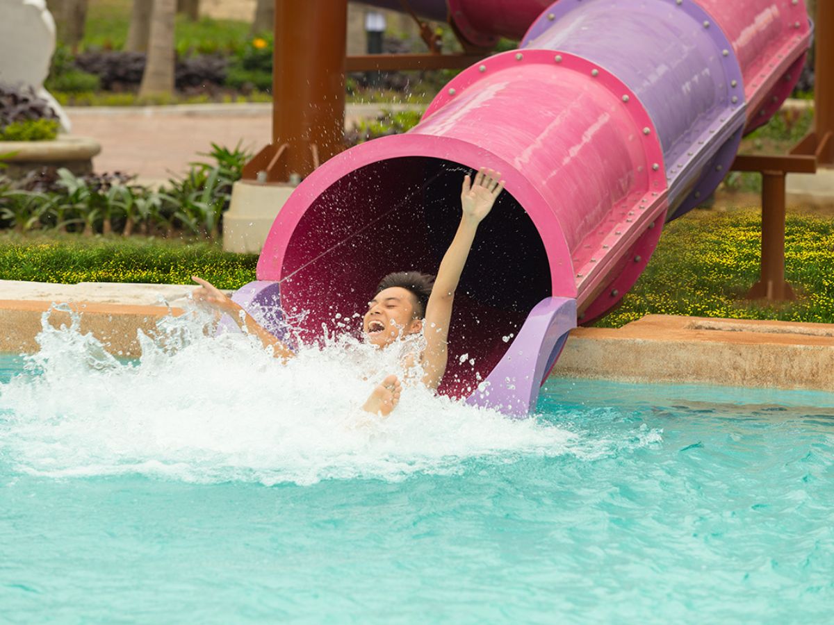 cong-vien-nuoc-typhoon-water-park-thu-hut-nhieu-du-khach