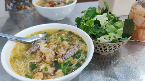 Bún cù kỳ ở quán Hường Béo được ăn kèm với topping bề bề, tôm, cua…