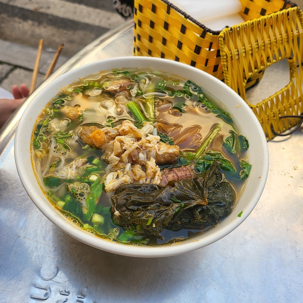 Tô bún cù kỳ đầy topping được bán tại quán Cô Hậu