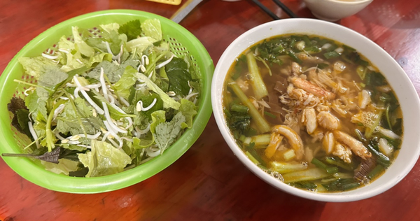 Bánh đa cù kỳ thường ăn kèm với các loại topping như tôm, bề bề…