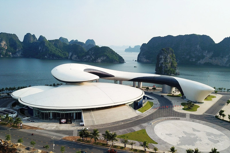 Cá heo chầu ngọc đồ sộ, mang giá trị biểu tượng cho Quảng Ninh