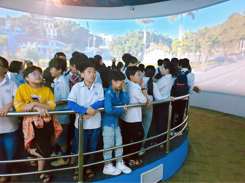 Qua những thước phim sống động, các bạn học sinh hiểu hơn về thành phố Hạ Long