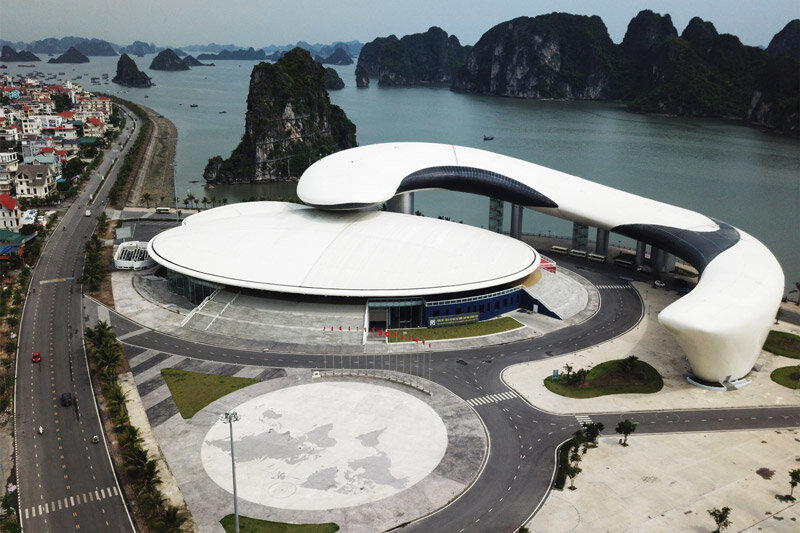 Cung cá heo Quảng Ninh có tầm nhìn hướng ra vịnh Hạ Long