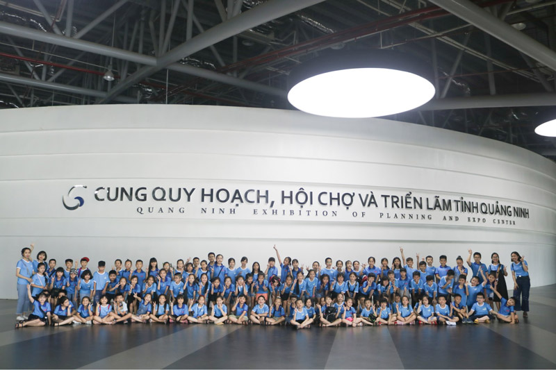 Đoàn du khách check in tại cung