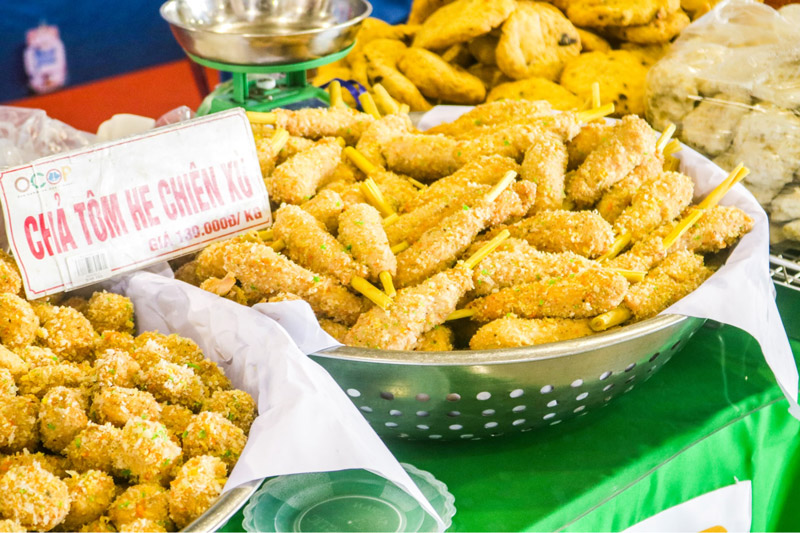 Đa dạng đặc sản địa phương được bày bán tại hội chợ bên trong cung cá heo