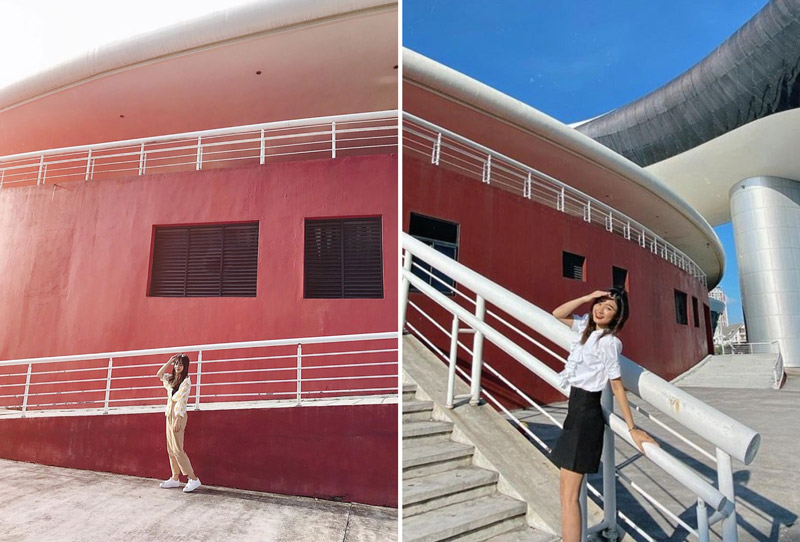 Bạn có thể đứng từ xa hoặc đứng ở lan can cầu thang đều có thể bắt được phông nền là bức tường đỏ