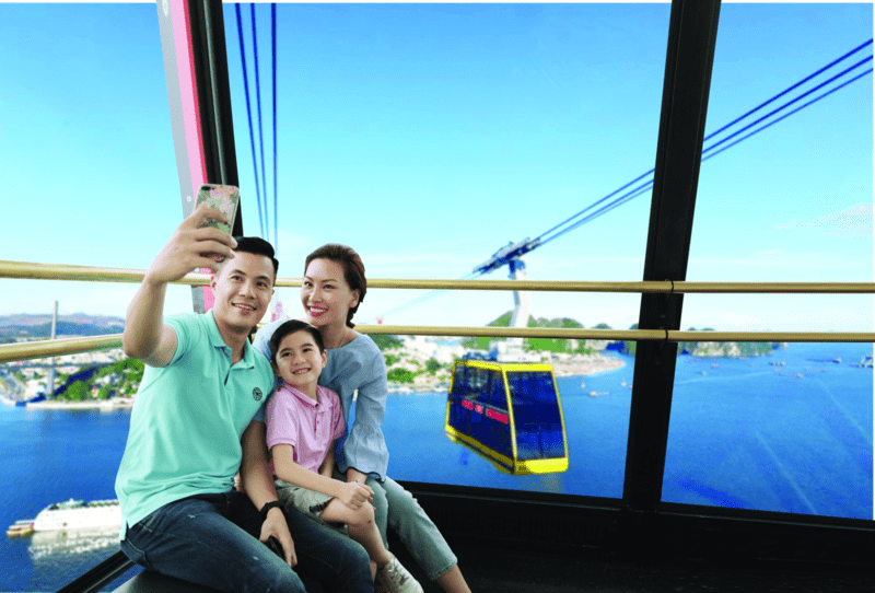 Du khách check in trên cáp treo Nữ Hoàng tại Sun World Ha Long