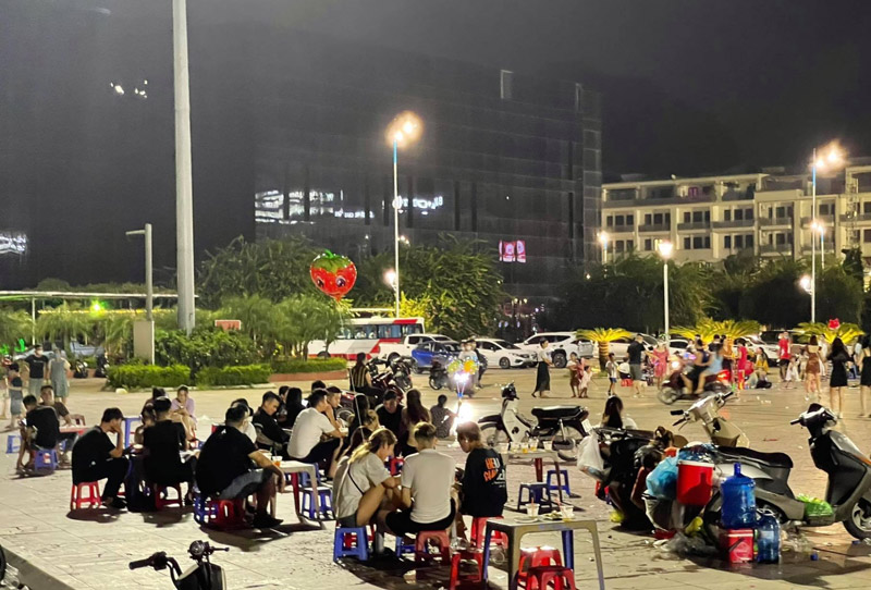 Gian hàng ăn vặt, nước giải khát phục vụ du khách tại quảng trường 30/10 Hạ Long