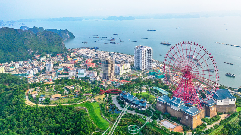 Toàn cảnh khu Đồi Mặt Trời và vòng quay Sun Wheel vào buổi sáng