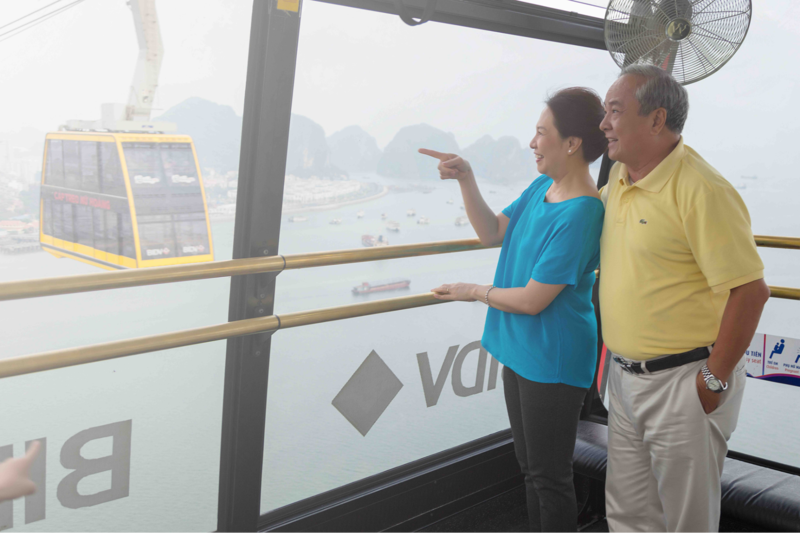 Di chuyển trên cáp treo Nữ Hoàng để chiêm ngưỡng biển ở góc nhìn trên cao