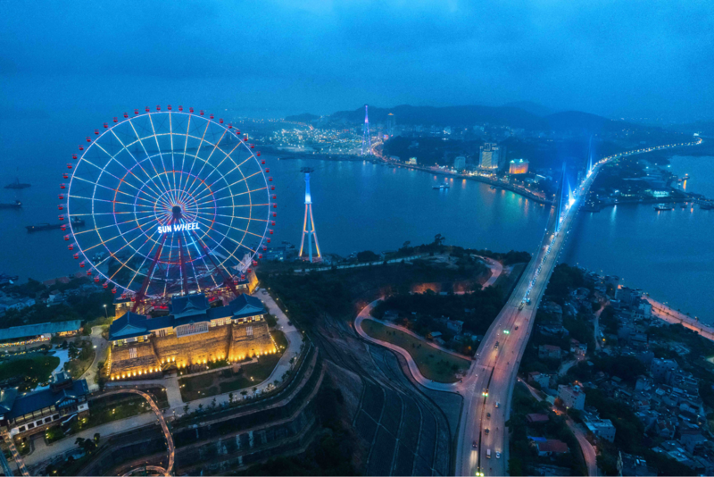 Sun Wheel trên cao vào thời điểm hoàng hôn