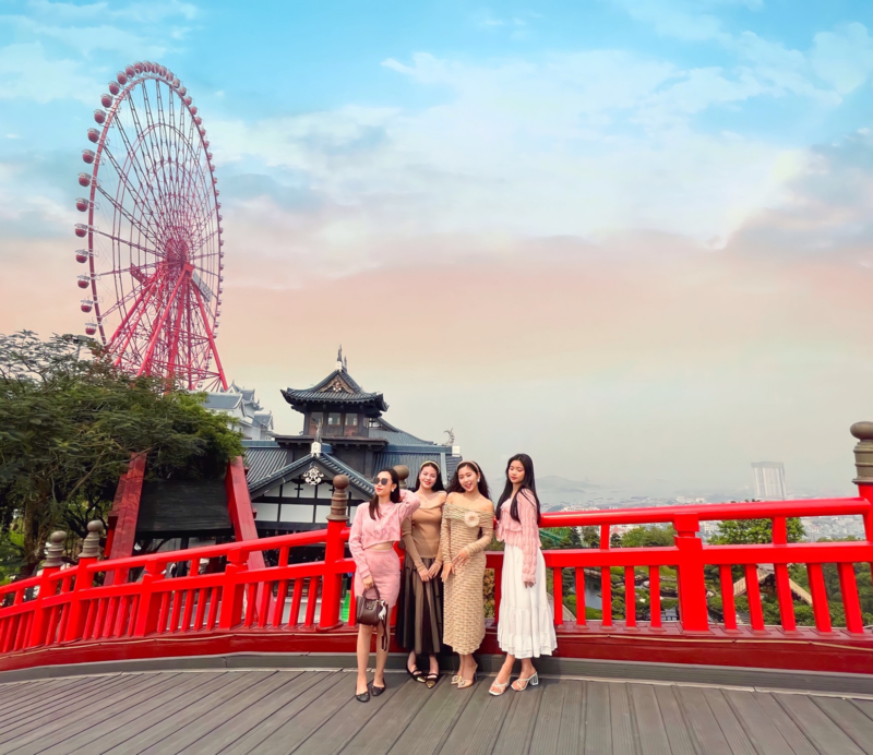 Du khách check-in tại vòng quay Mặt trời