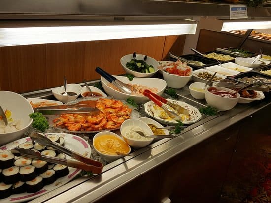 Buffet trưa tại Công viên Halong Complex 4