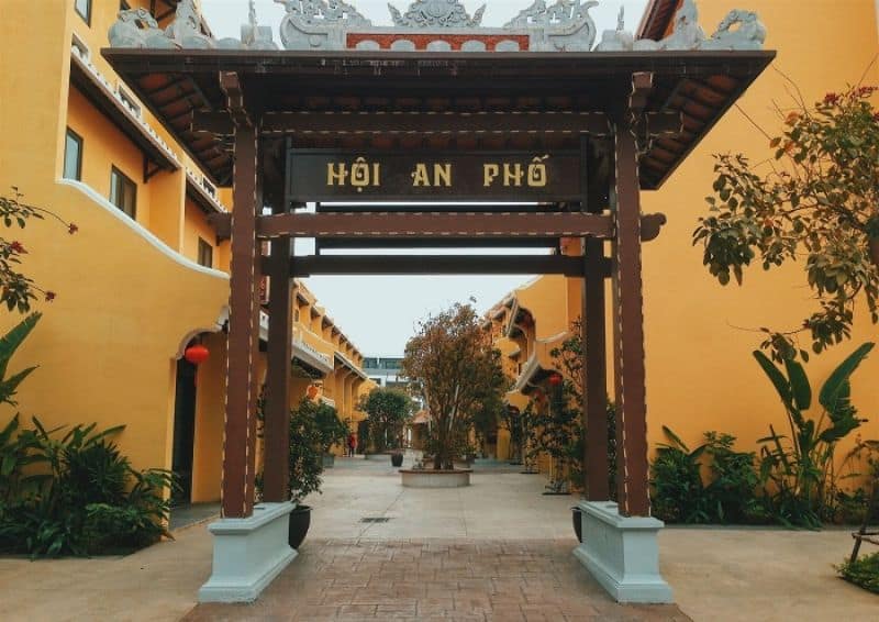 Hội An phố gói ghém cả phố cổ Hội An trong lòng thành phố biển.