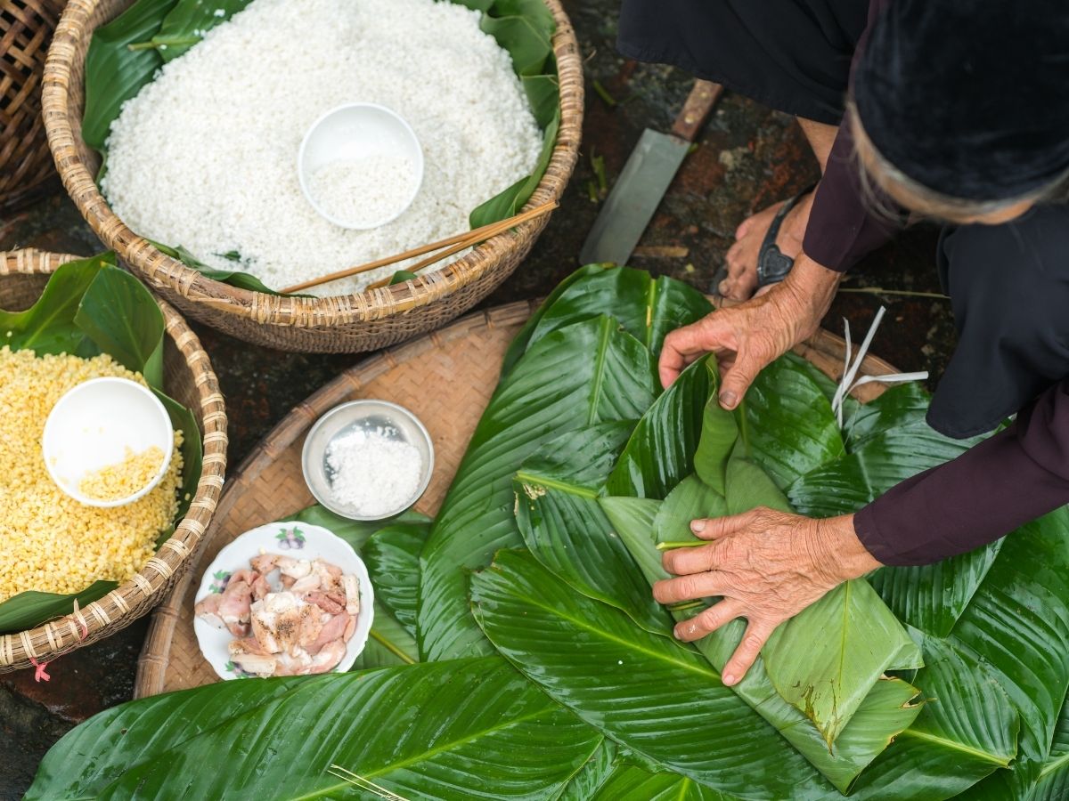 Chiếc bánh chưng làng Đầm được gói thủ công mà không cần dùng khuôn 