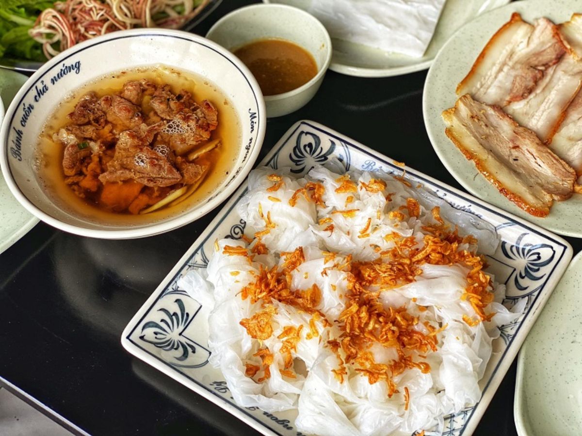 Lớp bánh cuốn dày dặn đậm chất quê hương