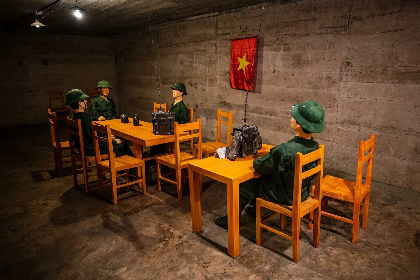 Những lưu ý khi tham quan hang Quân Y Cát Bà