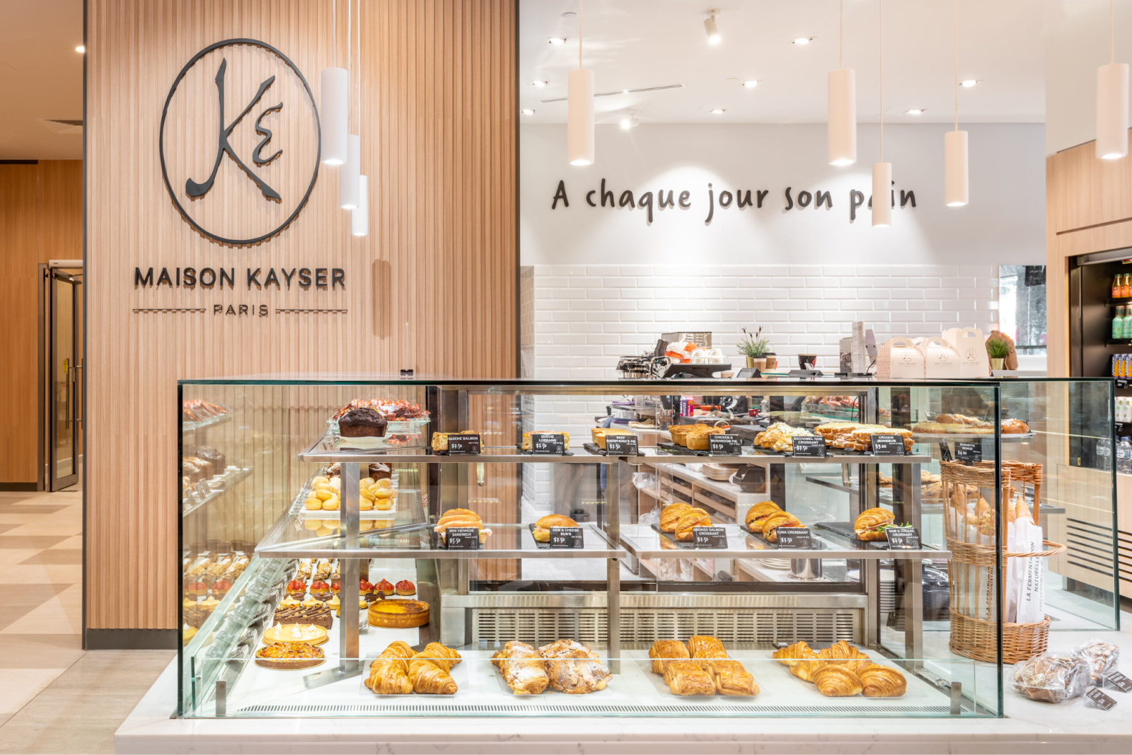 Maison Kayser là thương hiệu bánh mì Pháp nổi tiếng toàn cầu do Eric Kayser sáng lập.