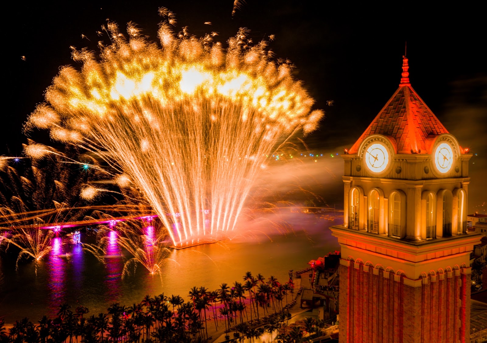 Show diễn Symphony of the Sea với những màn pháo hoa rực sáng bầu trời đảo Ngọc