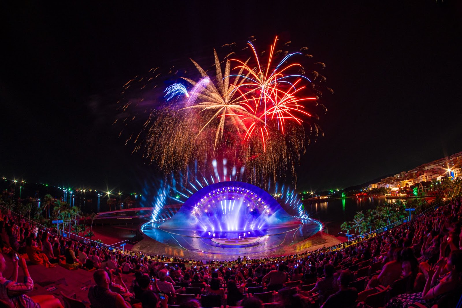 Show diễn Kiss of the Sea cùng pháo hoa kết màn hàng đêm chinh phục du khách Ấn Độ.