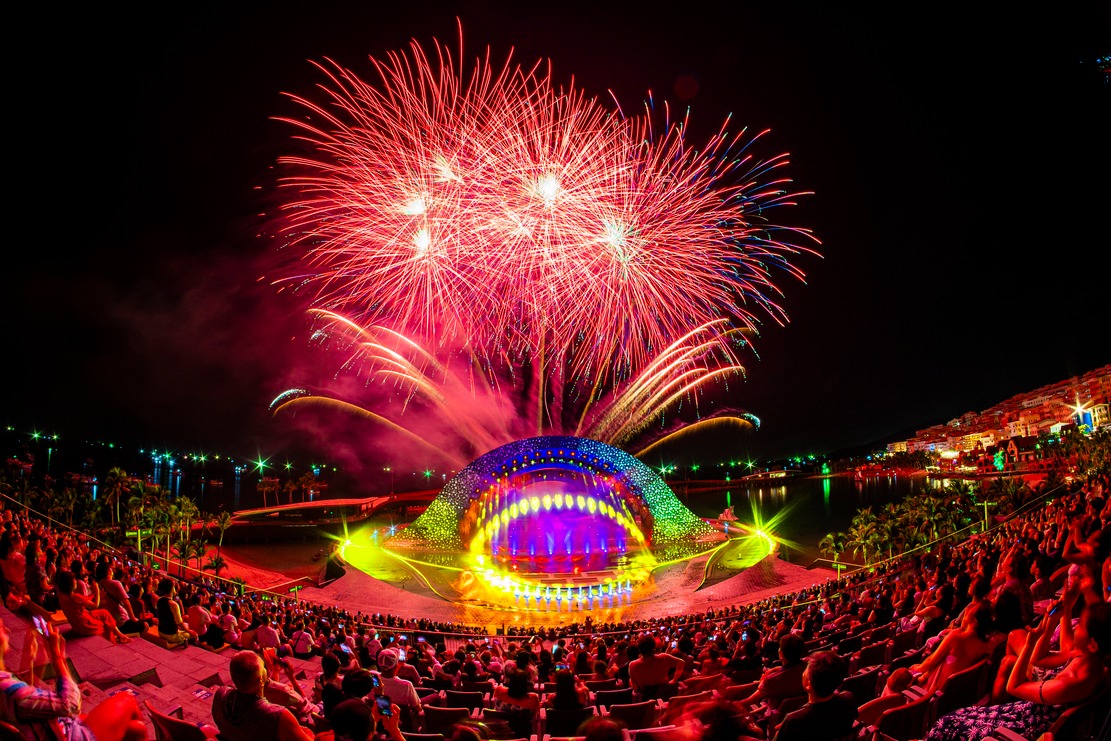 Thị trấn bừng sáng trong những màn pháo hoa.