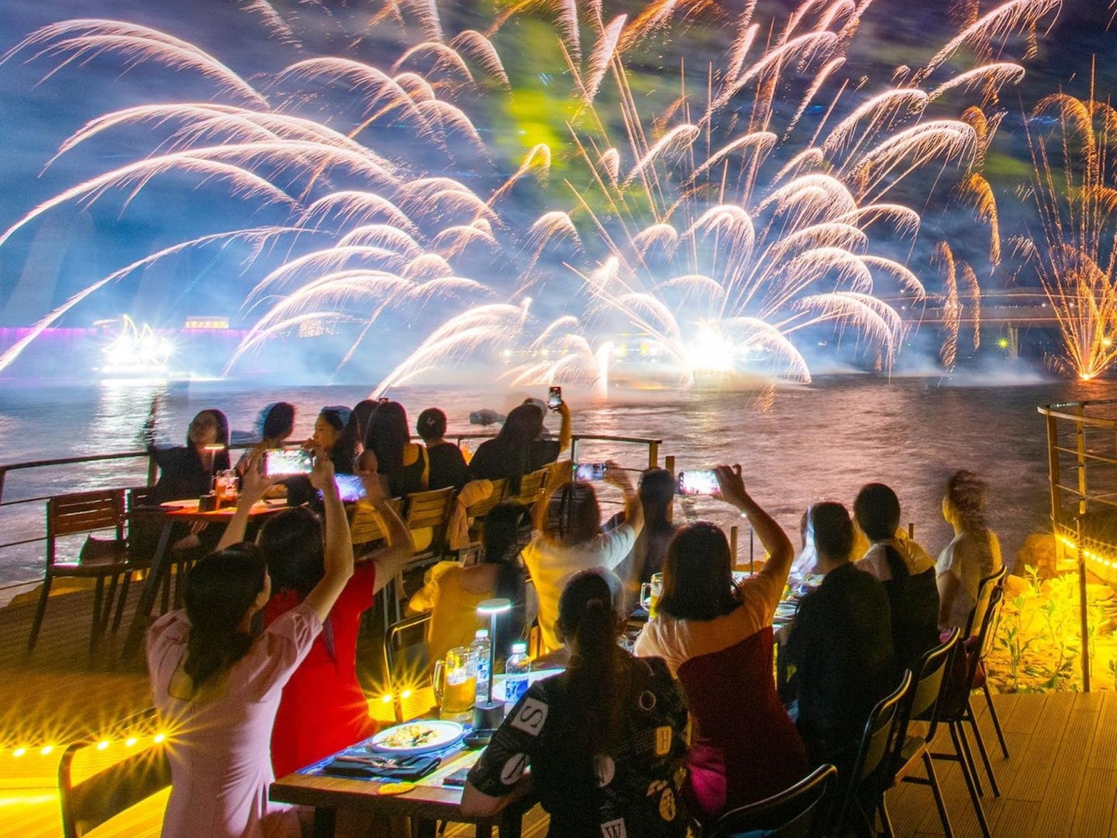 Ẩm thực ven biển kết hợp show pháo hoa nghệ thuật làm nên sức hút Thị trấn Hoàng Hôn.