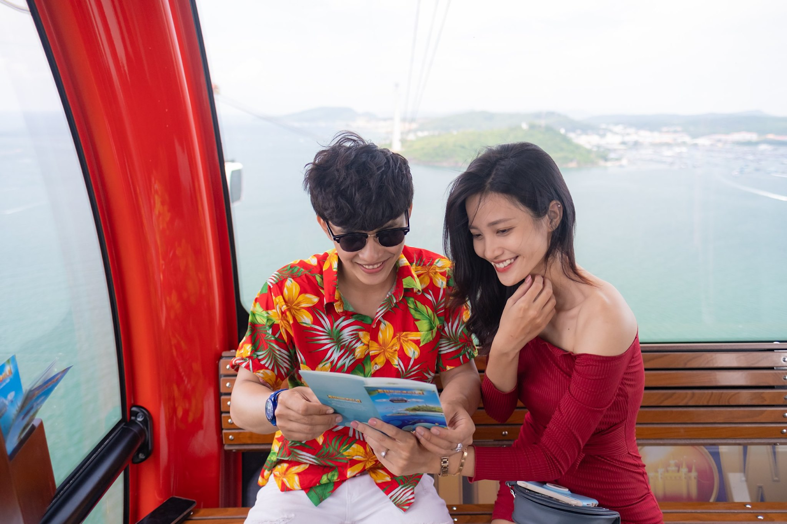 Khách du lịch thích thú trải nghiệm cáp treo tới Sun World Hon Thom 