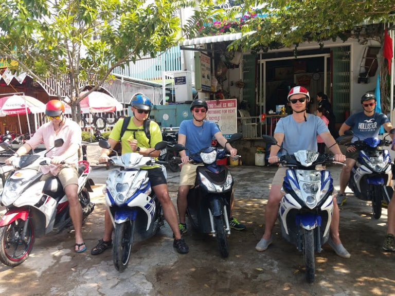 Khách nước ngoài trải nghiệm thuê xe máy khám phá đảo Ngọc