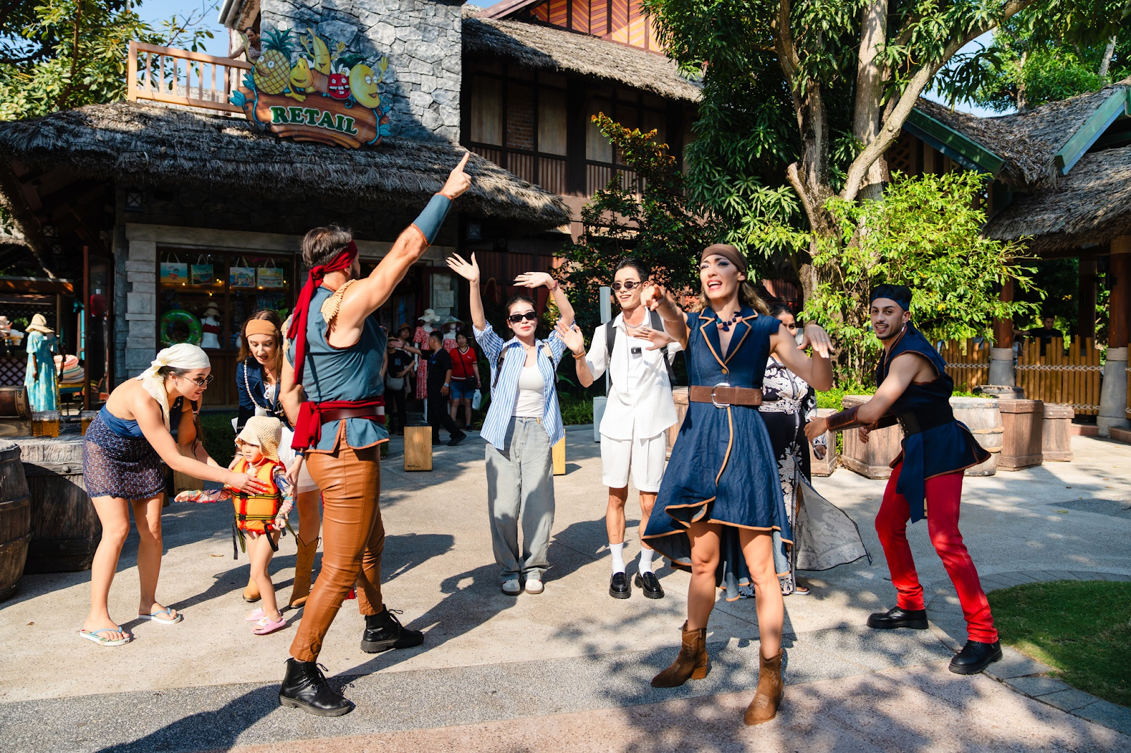 Du khách hòa mình vào không khí lễ hội sôi động tại Sun World Hon Thom