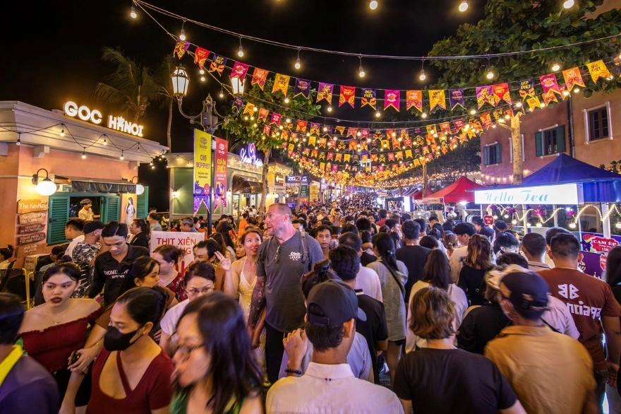 Lượng lớn du khách tập trung tại Nam đảo Phú Quốc vào đêm Giao thừa