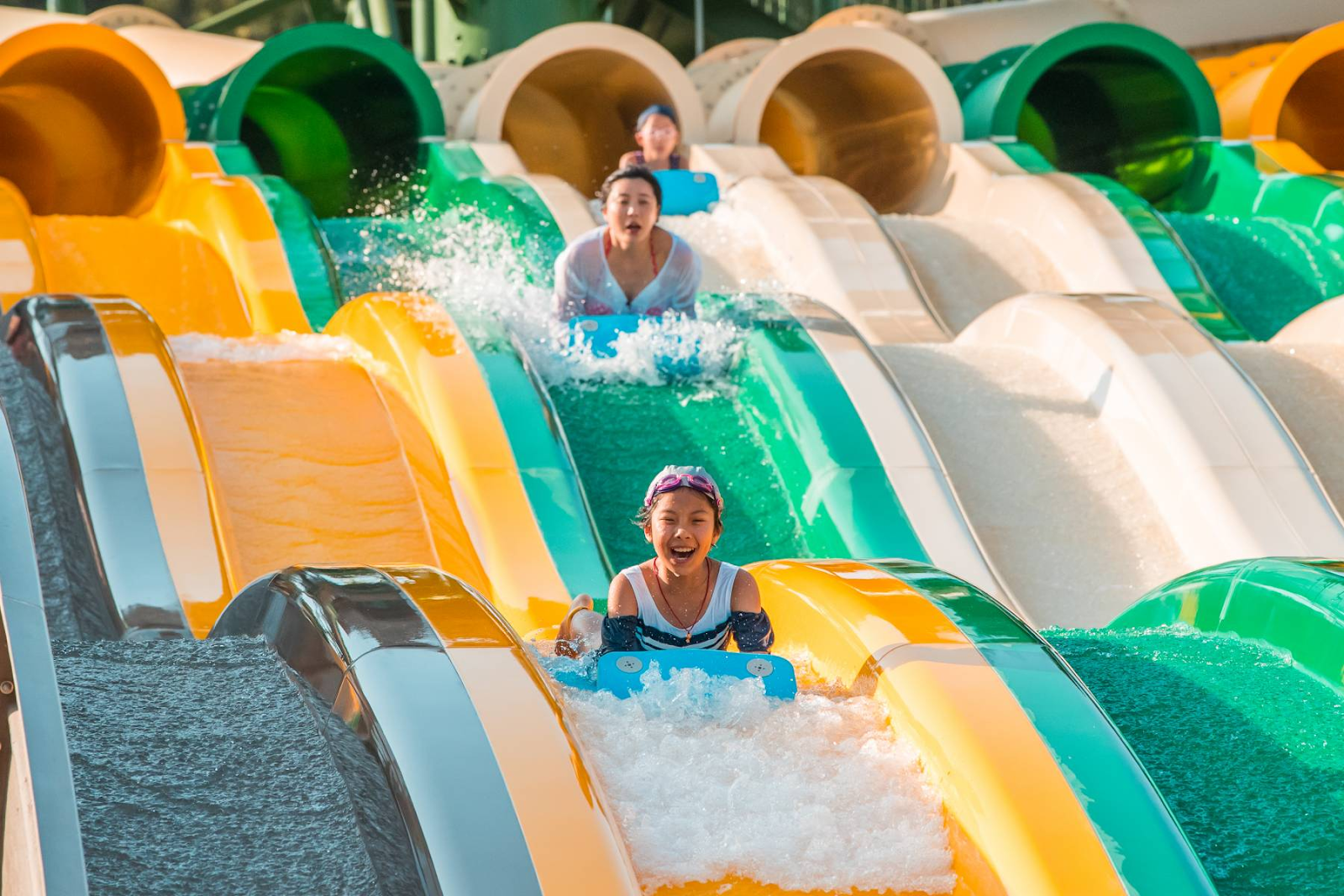 Du khách thích thú trải nghiệm công viên nước Aquatopia tại Sun World Hon Thom 