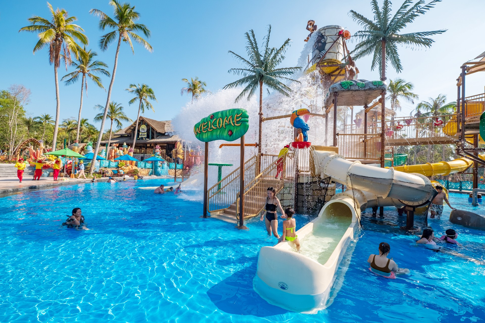 Du khách nên mang theo những phụ kiện bảo vệ đồ cá nhân khi tham gia trò chơi dưới nước 